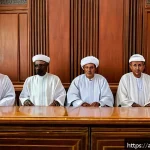 Home 23 지부티의 주요 법적 시스템 - A detailed courtroom scene in Djibouti blending French civil law and local traditions: a diverse gro...